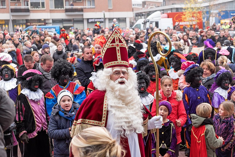 Foto 005. De Sint komt aan op het bordes