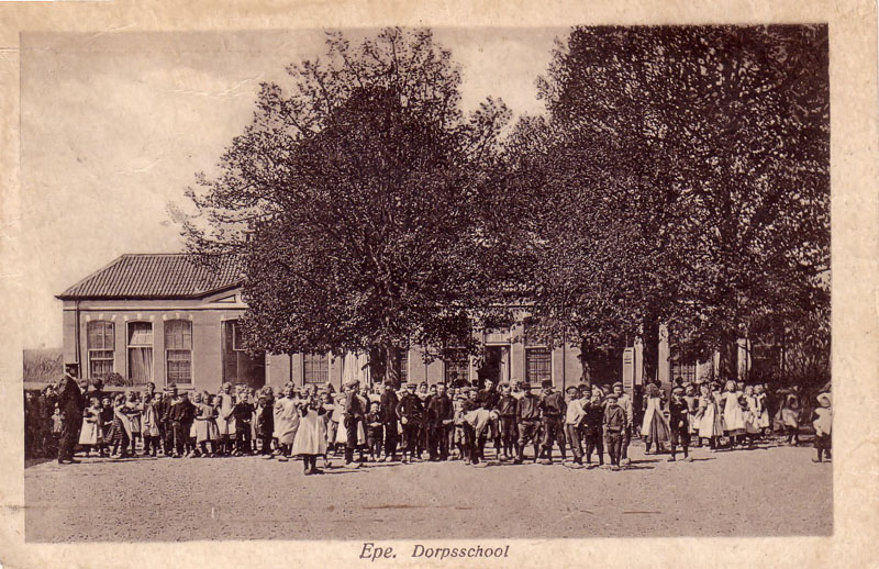 Foto 2. De Dorpsschool 1910