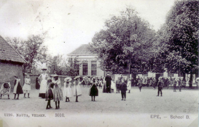 Foto 7. Het karakteristieke schoolplein 1905