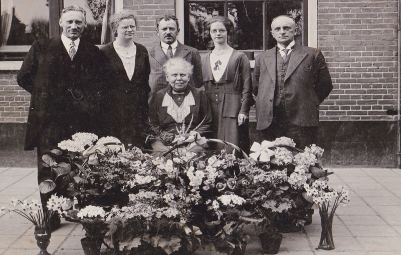 Foto 8A. Dorpsschool Juf Goteling Vinnis 40 jaar aan de school 01-05-1933