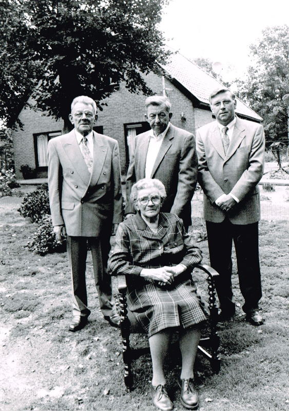 mevrouw Van Esssen met drie zonen