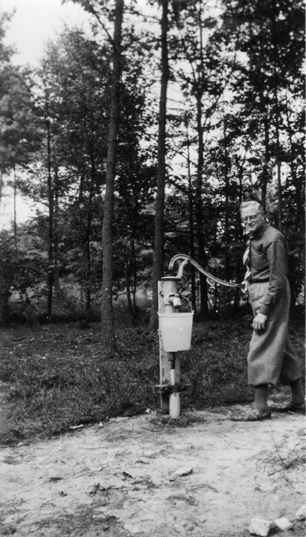 Bij de tijdelijke pomp. Nog geen water